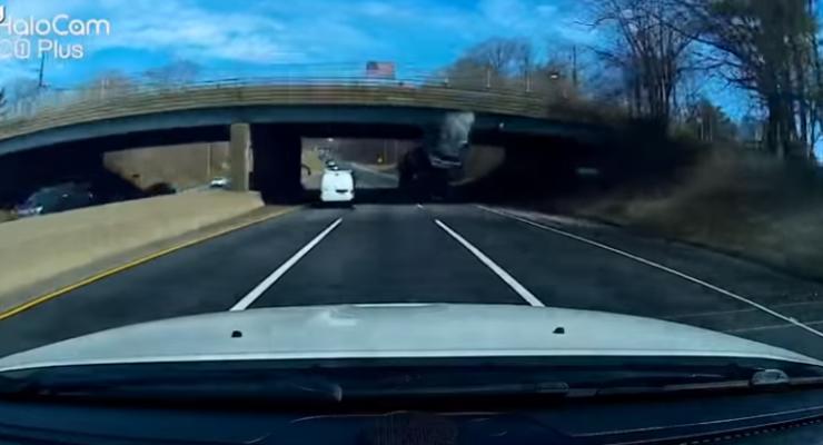 Машину на грузовике-автовозе разорвало после удара о мост - жесткое видео