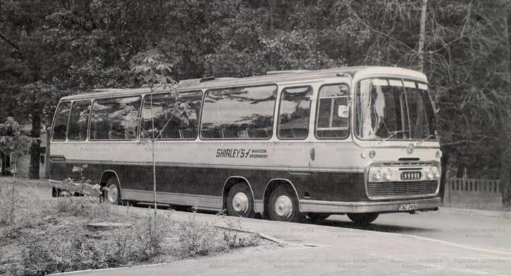 Четыре передних колеса: На старом снимке Киева обнаружили редчайший автобус