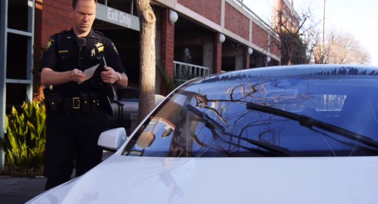 Автомобили Tesla научили издеваться над полицейскими - видео