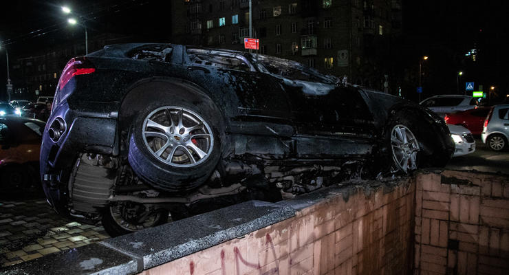 В Киеве Porsche влетел в Chevrolet и сгорел над подземным переходом