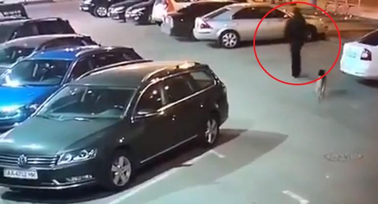 Убийца подорвался сам: Появилось видео момента взрыва авто в Киеве
