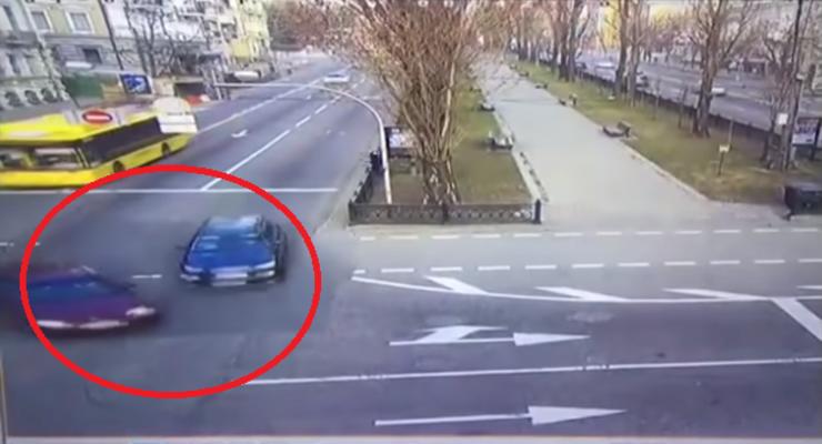 Появилось видео жесткого ДТП с переворачиванием в Киеве: Subaru протаранил Opel