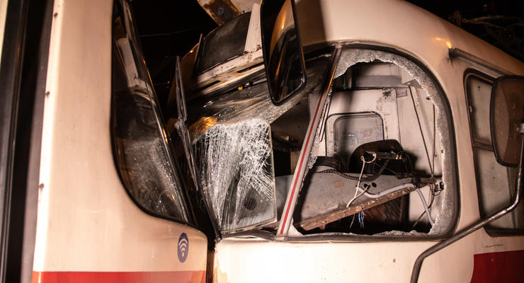 Лобовое столкновение трамваев в Киеве: Троих пассажиров госпитализировали