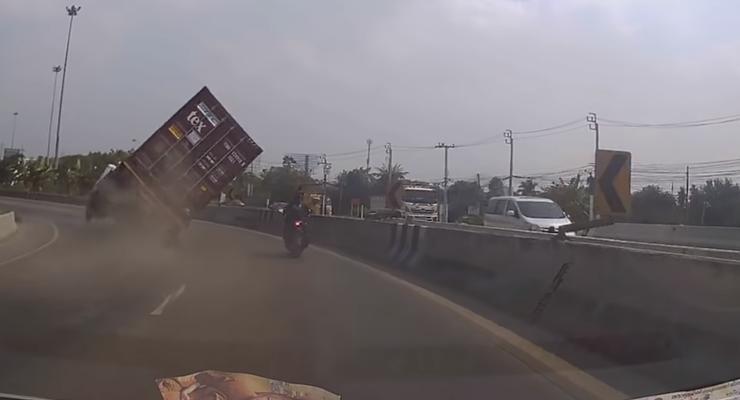 Спасся чудом: Мотоциклиста едва не раздавила перевернувшаяся фура - видео