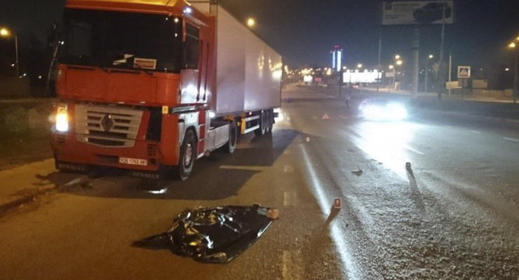 Ночью в Киеве фура сбила насмерть женщину на "зебре"