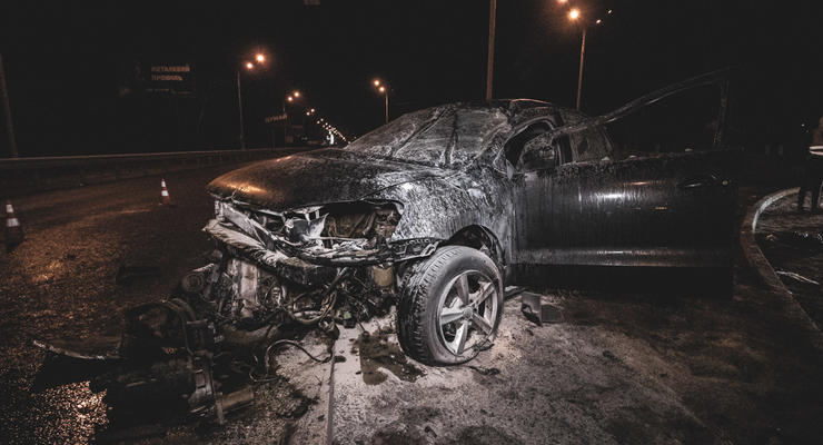 Жесткое ДТП под Киевом: Volkswagen влетел в яму на дороге, перевернулся и загорелся