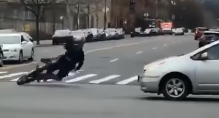 Полицейский конфисковал мотоцикл и сразу попал на нем в ДТП - видео