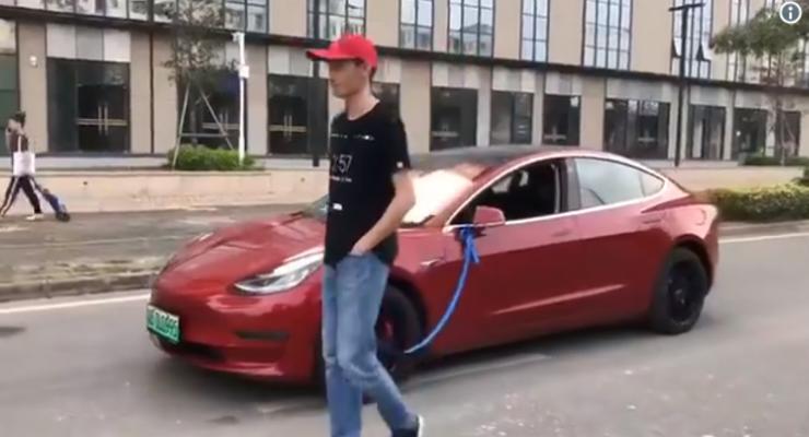 Парень "выгулял" Tesla Model 3 на поводке для смешного видео