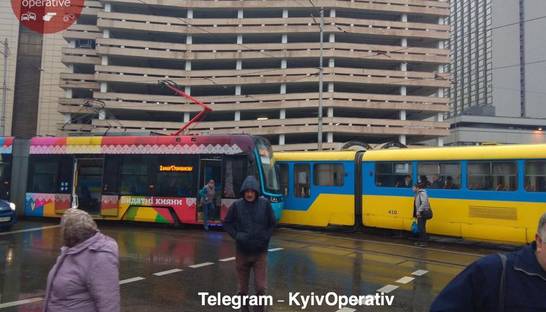 В Киеве на улице Старовокзальной лоб в лоб столкнулись два трамвая