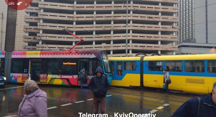В Киеве на улице Старовокзальной лоб в лоб столкнулись два трамвая