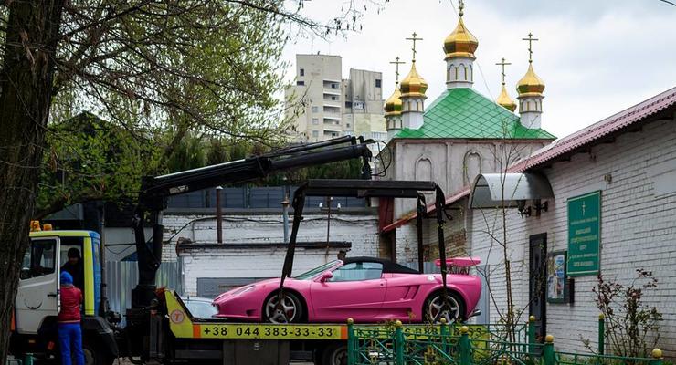 Один из двух в мире: На территории киевского храма засняли уникальный Ferrari