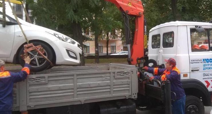В Киеве за 7 дней эвакуировали около 30 автомобилей нарушителей
