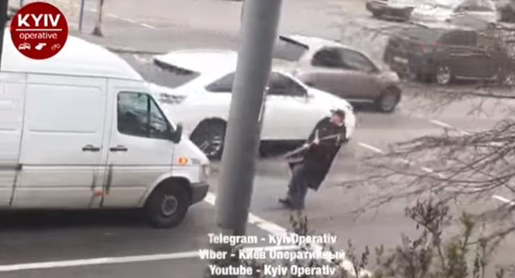 В Киеве мужчина на оживленной дороге в одиночку тащил микроавтобус - видео