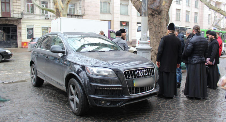 Украинский священник испугался GPS-трекера на своем роскошном Audi Q7