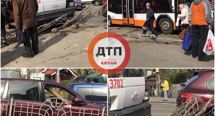 В Киеве водитель троллейбуса протаранил ограждение, уходя от столкновения с Porsche
