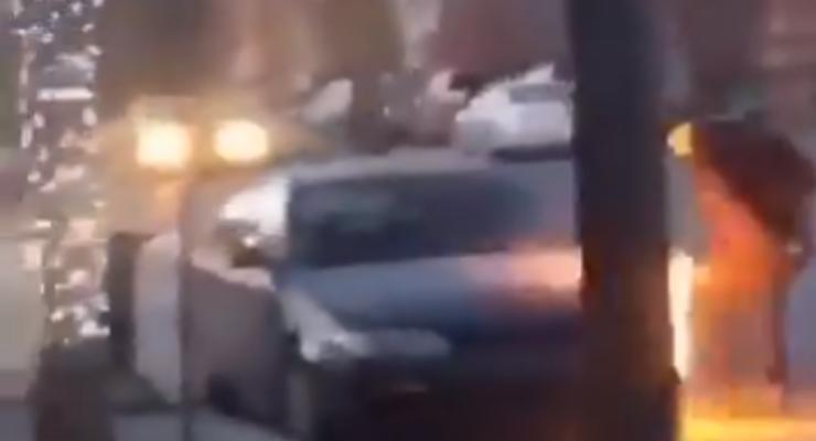 Канадец разгуливал с канистрой бензина и поджигал автомобили - видео