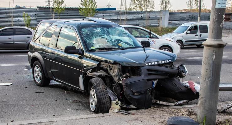 Не справился с управлением: В Киеве Land Rover протаранил Peugeot