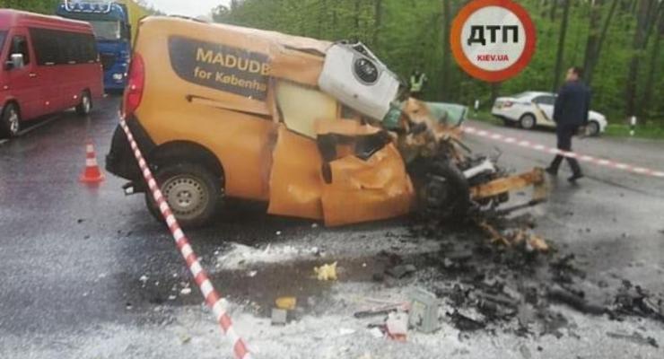 В жутком лобовом ДТП в Киевской области два авто буквально разорвало на части