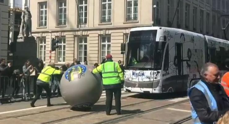 В Бельгии провели соревнование по боулингу на трамваях - видео