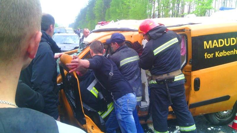 Под Киевом в жестком ДТП разбилось три авто - водителя Fiat вырезали спасатели / kiev.informator.ua