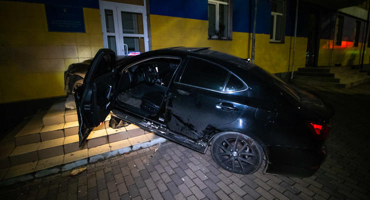 В Киеве на Севастопольской площади Lexus вылетел на тротуар и протаранил дом