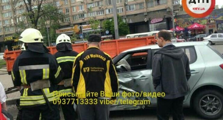 После ДТП в центре Киева внедорожник влетел в трактор