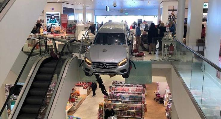 78-летний пенсионер на Mercedes влетел в торговый центр в Германии - есть пострадавшие