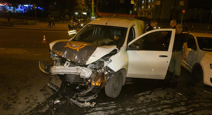 Проехал на "красный": В Киеве Mercedes врезался в Renault службы охраны