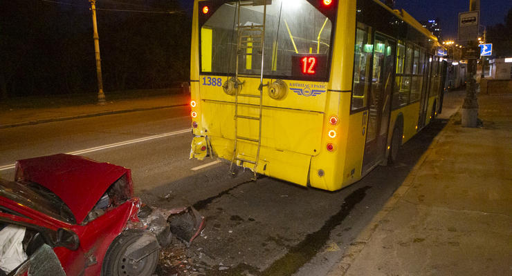 В Киеве легковушка Honda на скорости протаранила троллейбус