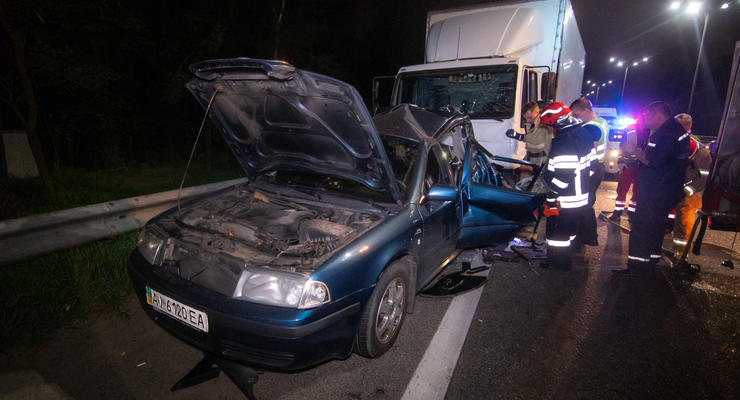 Под Киевом грузовик MAN протаранил Skoda: Есть пострадавшие