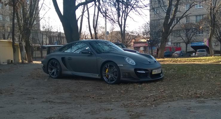 Роскошный суперкар Porsche 911 засняли во дворе обычной хрущевки в Харькове