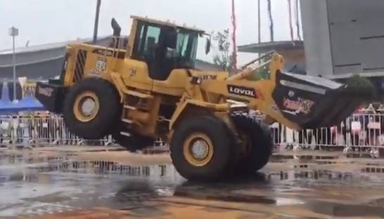 Видео танцующих хип-хоп тяжелых экскаваторов взорвало Сеть
