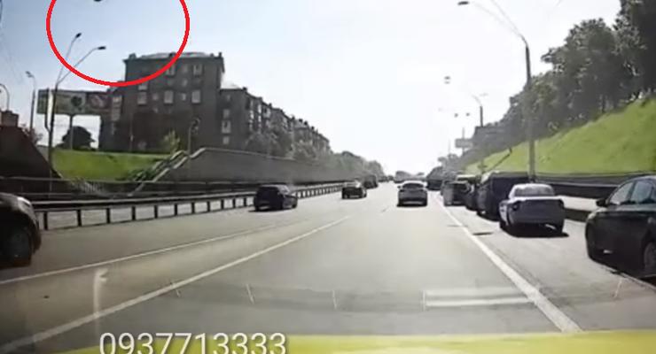 На проспекте Победы у фургона на полном ходу отлетело два колеса - жуткое видео