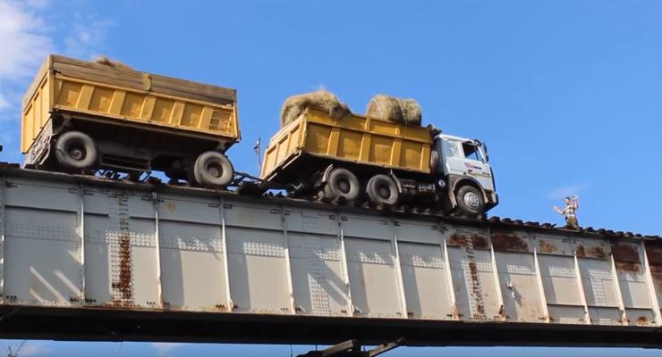 "Мост смерти": Как ездят грузовики по самому страшному мосту в России