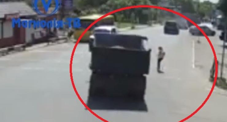 Кто виноват?: Появилось видео столкновения КАМАЗ и маршрутки под Киевом