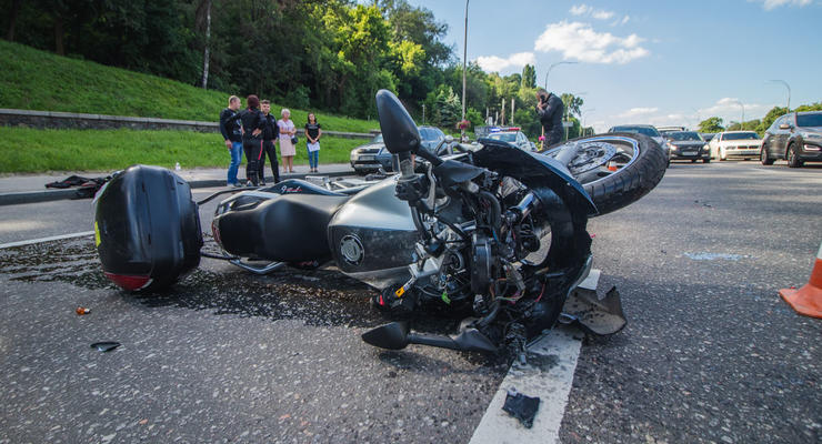На Набережном шоссе разбились два мотоцикла и авто - есть пострадавшие