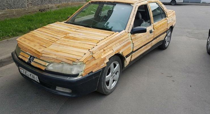 Настоящий "паркетник": Беларуский водитель обклеил свое Peugeot 605 деревом