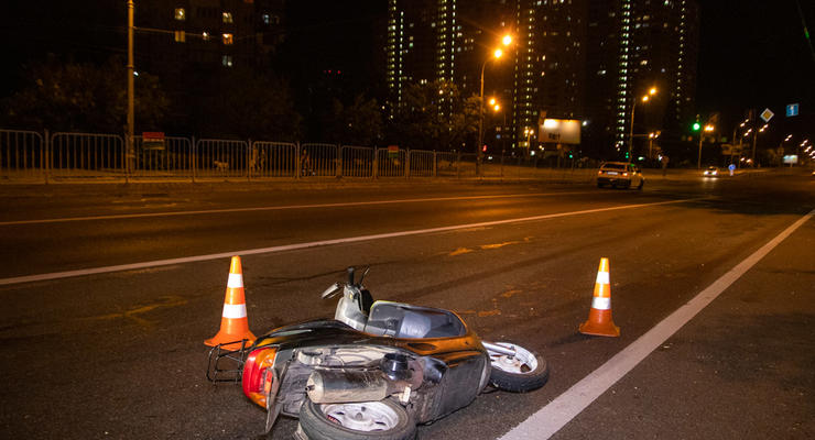В Киеве неадекватный водитель Mercedes бросил бутылку в мопедиста