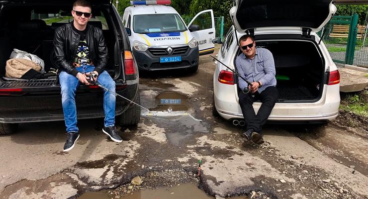 Автомобилисты ловили рыбу в огромных ямах на украински дорогах - фото
