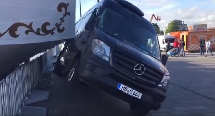 Российское судно протаранило микроавтобус на набережной в Германии - видео