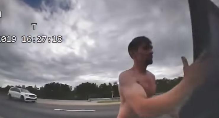 Голый парень угнал машину "из под носа" у полицейских США - видео гонки