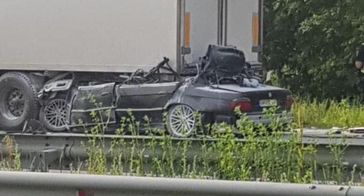 Под Киевом BMW на скорости 210 км/час полностью влетела под фуру - водитель погиб