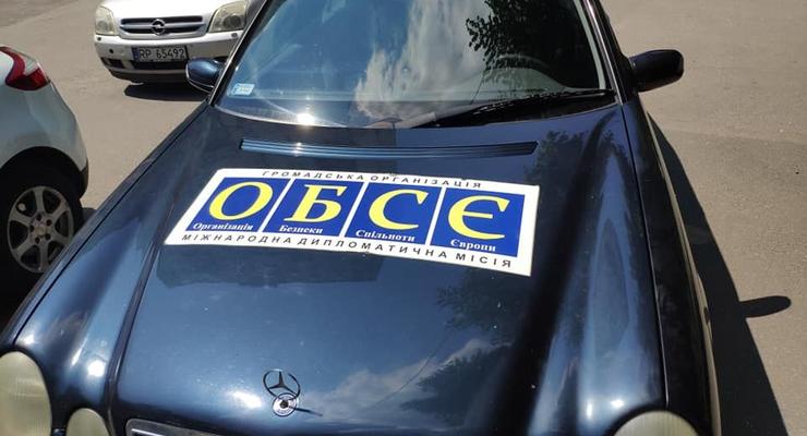 Чтобы не платить штрафы, украинец замаскировал "евробляху" под машину ОБСЕ