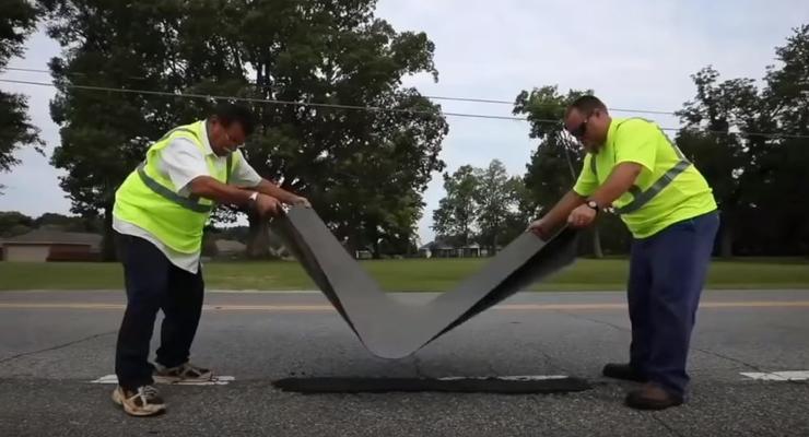 В США придумали "лейкопластырь" для ремонта дорог от ям - видео