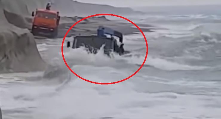 КамАЗ против шторма: Рисковый водитель проехал по дну бушующего моря