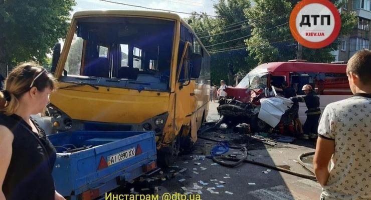 Под Киевом в Боярке на скорости врезались две забитые маршрутки  - много пострадавших