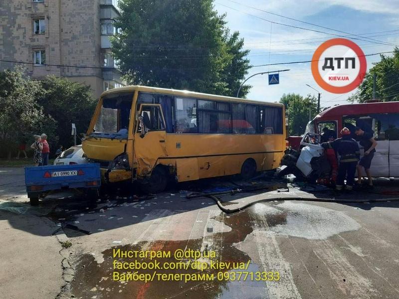 Под Киевом в Боярке на скорости врезались две забитые маршрутки  - много пострадавших / facebook.com