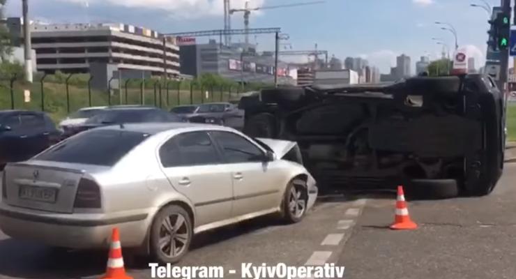 Перевертыш в Киеве: Легковушка Skoda "положила" на бок Toyota