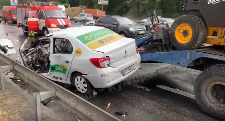 "Поиграл в шашки": В Киеве такси с пассажиром жестко разбилось о трактор