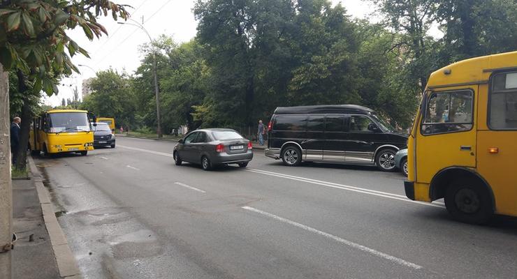 В Киеве маршрутка с людьми врезалась в фургон